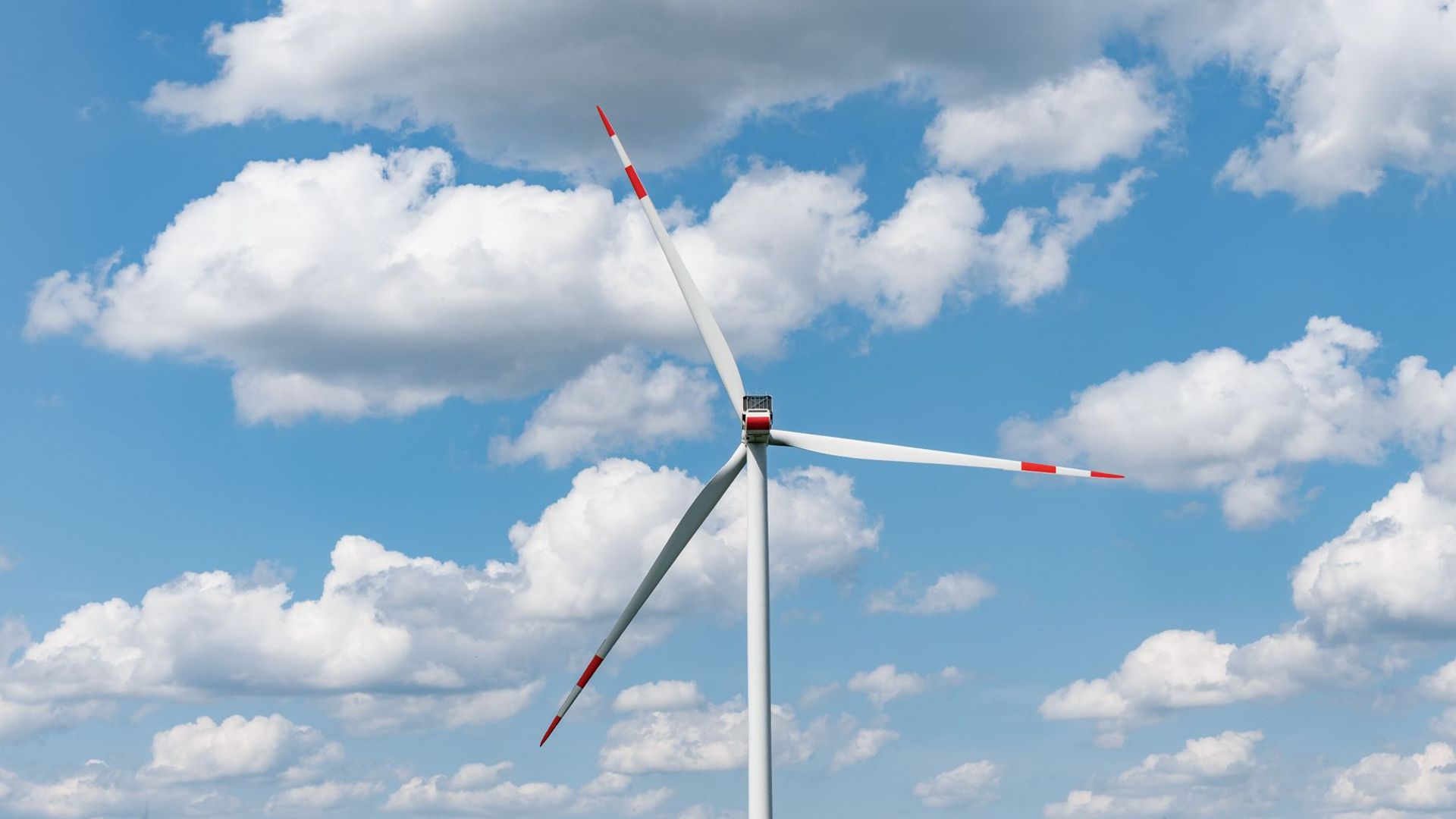 Die Bundesnetzagentur hat sich für eine Strompreisreform mit niedrigeren Gebühren für Regionen mit viel Windkraft ausgesprochen.