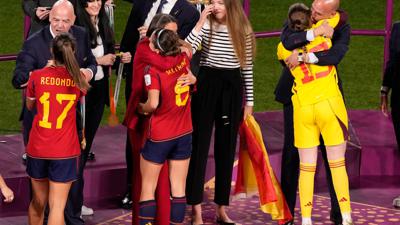 Spaniens Fußball-Verbandschef Luis Rubiales umarmt Ersatztorhüterin Enith Salon.