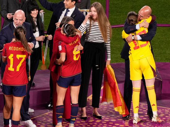 Spaniens Fußball-Verbandschef Luis Rubiales umarmt Ersatztorhüterin Enith Salon.