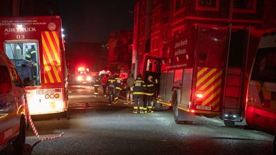 Feuerwehrleute kämpfen in Johannesburg gegen den Großbrand.