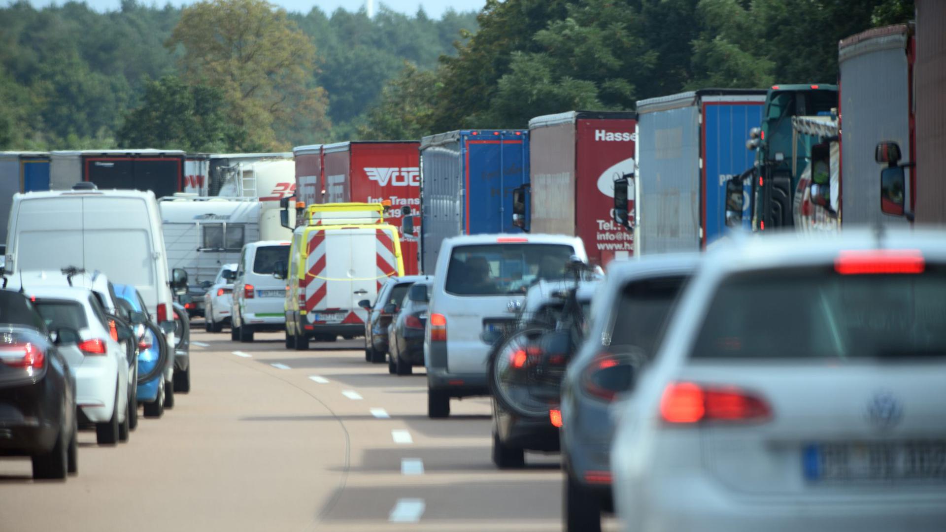 Fahrzeuge stehen auf der Autobahn A2 wegen eines Verkehrsunfalls im Stau und haben eine Rettungsgasse gebildet.