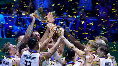 Die Deutsche Basketball-Nationalmannschaft feiert mit dem WM-Pokal. Im Finale besiegte das Team Serbien.