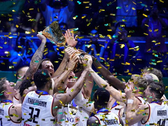 Die Deutsche Basketball-Nationalmannschaft feiert mit dem WM-Pokal. Im Finale besiegte das Team Serbien.