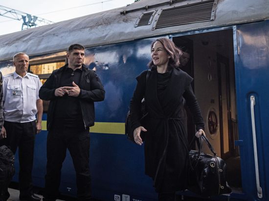 Annalena Baerbock ist mit dem Zug in der ukrainischen Hauptstadt Kiew gereist.