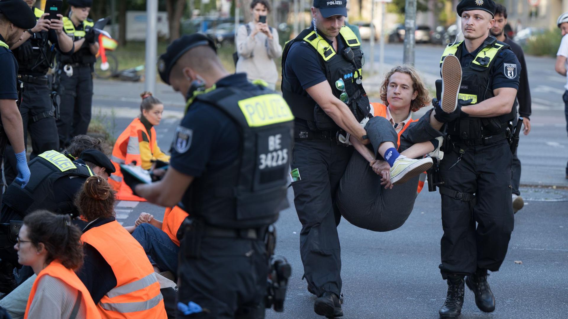 Die Polizei ist mit 500 Beamten im Einsatz. Hier werden Aktivisten der Letzten Generation vom Mehringdamm in Berlin weggetragen.