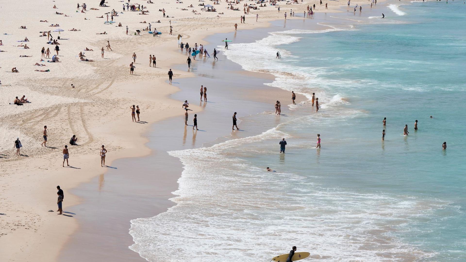 Menschen suchen Abkühlung am Bondi Beach in Sydney.