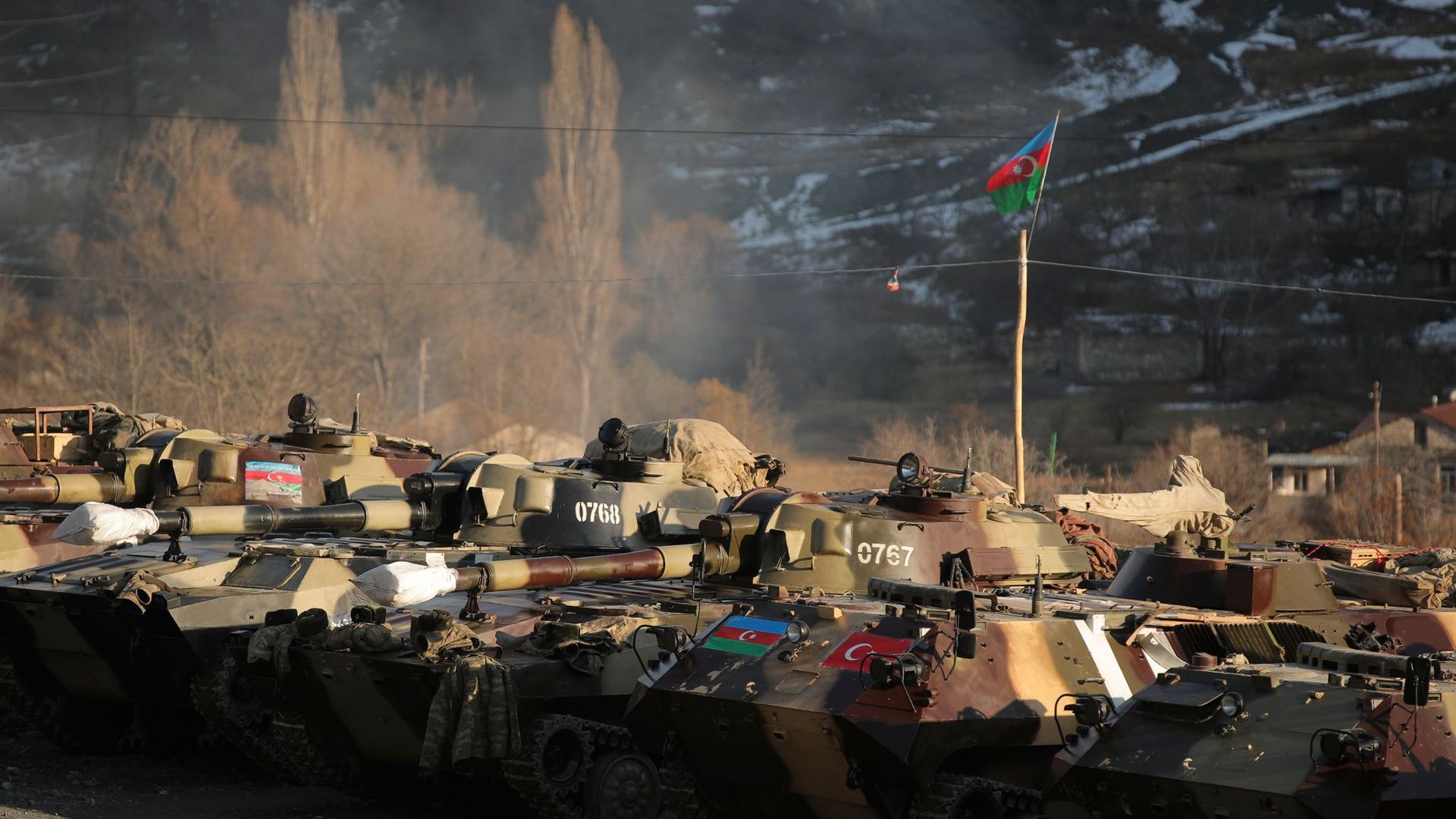 Geparkte aserbaidschanische Panzer bei Kalbajar. (Archiv)