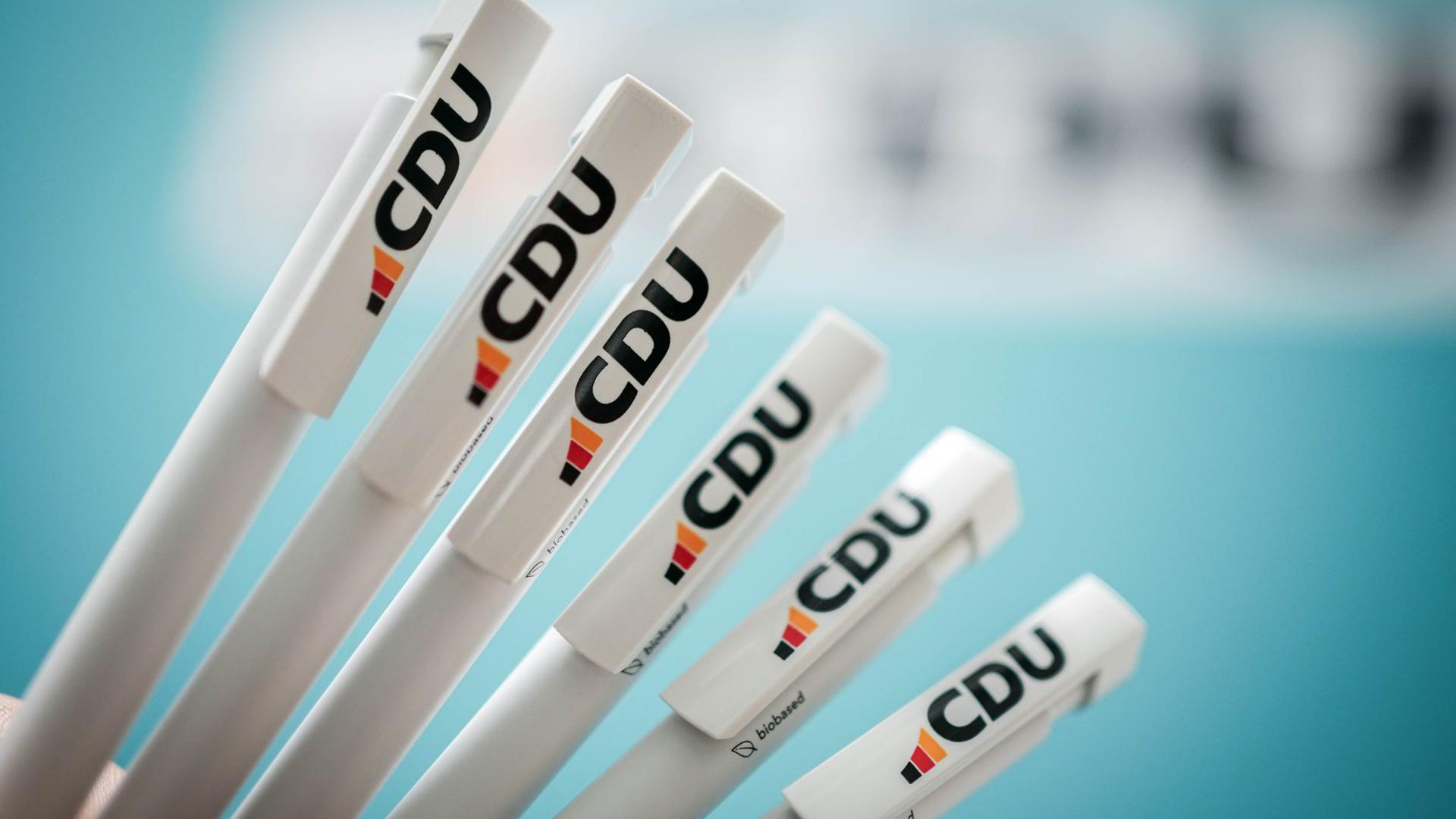 Kugelschreiber mit dem neuen CDU-Logo.
