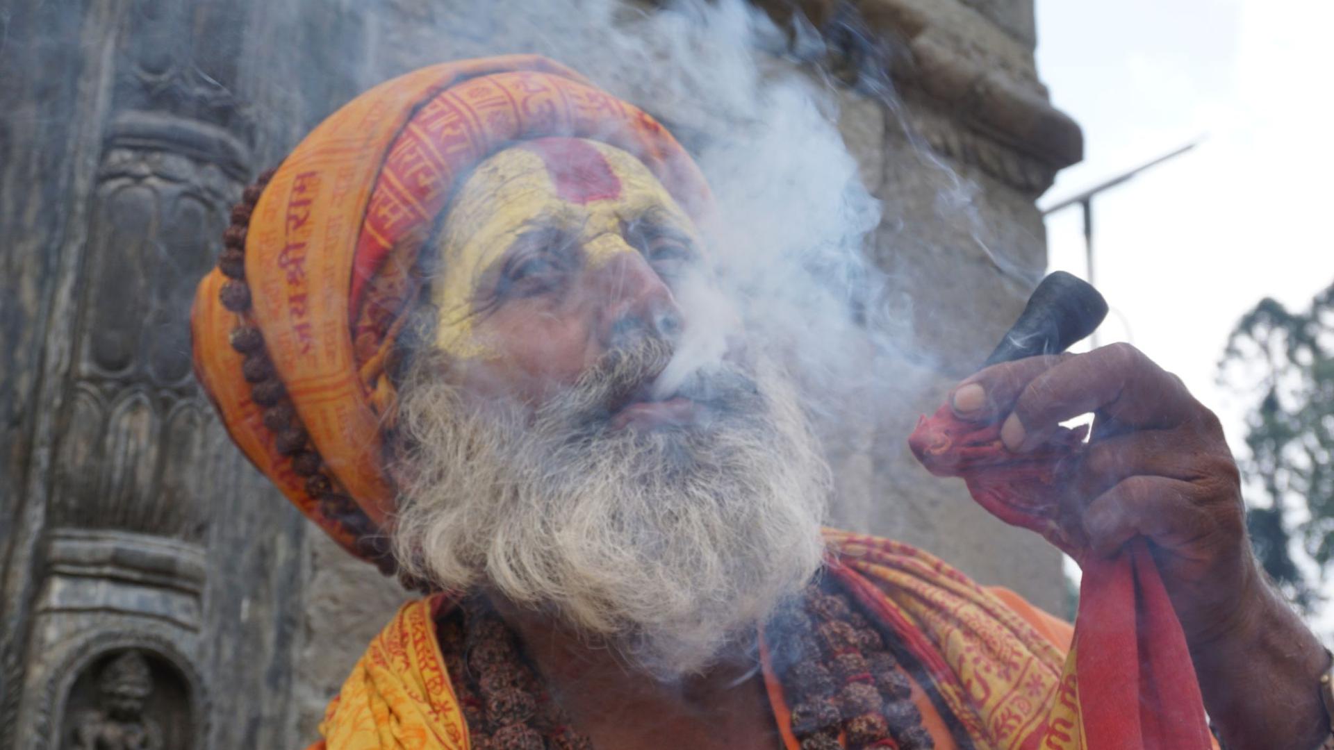 Ein Sadhu raucht Marihuana auf dem Gelände eines Tempels in Kathmandu.