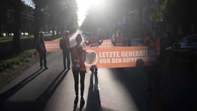 75 Unterstützer der Letzten Generation haben sich am Vormittag in Berlin an Straßenblockaden beteiligt.