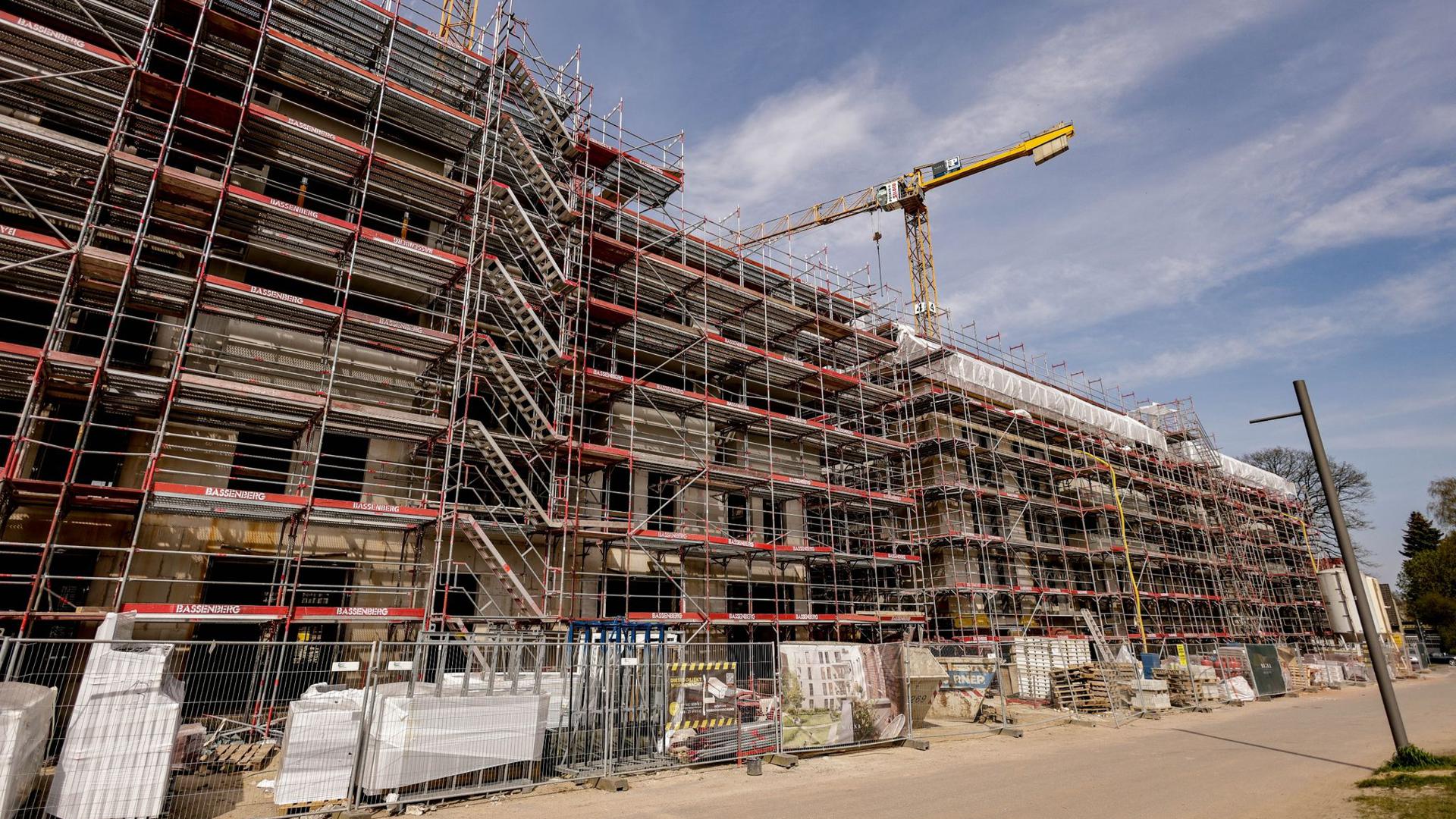 Stark gestiegene Finanzierungs- und Baukosten bremsen den Neubau in Deutschland deutlich aus.