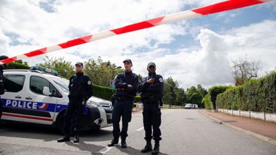 Beamte stehen 2016 am Tatort in Magnanville bei Paris.