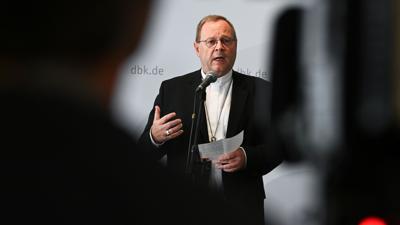 Georg Bätzing, Vorsitzender der Deutschen Bischofskonferenz und Bischof von Limburg, gibt zu Beginn der Herbstvollversammlung ein Statement ab.