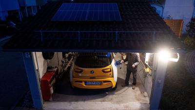 Mit dem neuen Programm wird der Kauf und die Installation einer Ladestation für Elektroautos in Kombination mit einer Photovoltaikanlage und einem Solarstromspeicher gefördert.