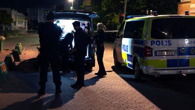 Die Polizei ermittelt am Tatort, nachdem in den frühen Morgenstunden südlich von Stockholm, ein Mann erschossen und eine weitere Person verletzt worden ist.