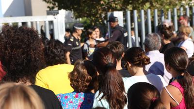 Eltern und Verwandte der Schüler stehen nach dem Angriff vor der Schule in Jerez de la Frontera.