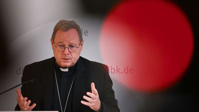 Der Vorsitzende der Deutschen Bischofskonferenz, Georg Bätzing, äußert sich zum Abschluss der Herbstvollversammlung in Wiesbaden.