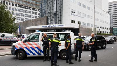 Polizeibeamte stehen vor dem Erasmus-Krankenhaus in Rotterdam.
