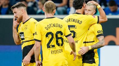 Dortmunds Marco Reus (r) brachte den BVB mit seinem Abpraller erneut in Front.