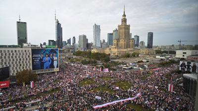 Mehr als Hunderttausend Menschen sind gegen die Politik der Regierungspartei PiS in Warschau auf die Straßen gegangen.