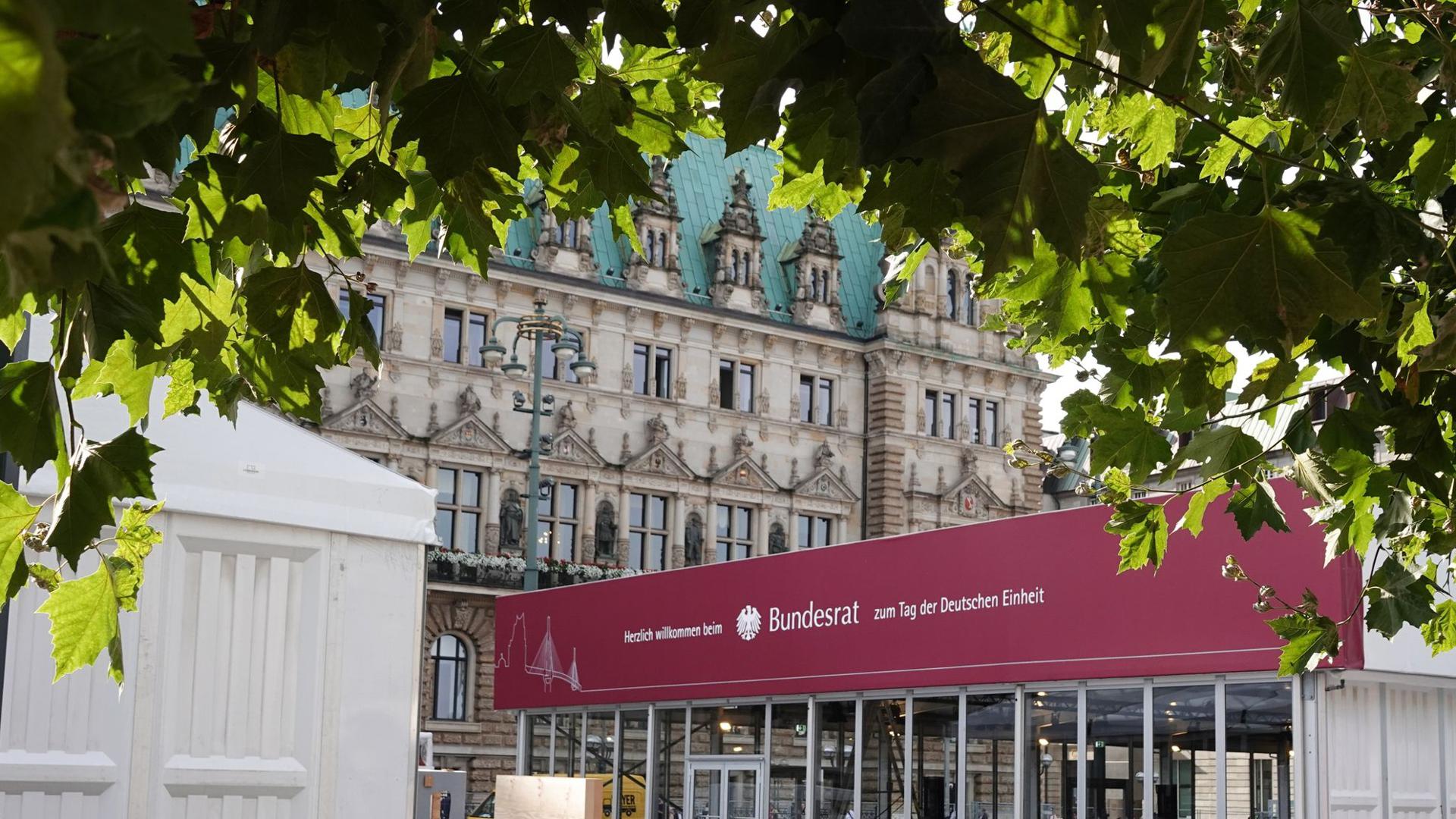 Der Bundesrat hat einen Informationspavillon vor dem Hamburger Rathaus aufgebaut.