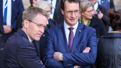 Daniel Günther (l.) und Hendrik Wüst (beide CDU) sind dem Ballermann-Hit  „Mach den Hub Hub Hub“ nicht abgeneigt.