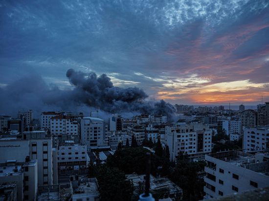 Rauch steigt vom „Palestine Tower“ im Stadtteil Al-Rimal auf. Die islamistische Hamas hat einen großangelegten Überraschungsangriff auf Israel gestartet.