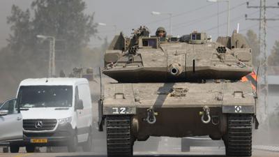 Israelischer Panzer auf einer Straße in der Grenzstadt Sderot.
