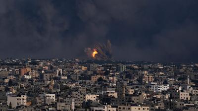 Blick über Gaza-Stadt. Feuer und  Rauch steigen nach einem israelischen Luftangriff auf.