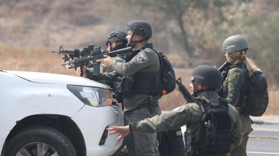 Israelische Streitkräfte gehen hinter einem Fahrzeug in Stellung. Palästinensische Terroristen haben rund 150 Menschen in den Gazastreifen verschleppt.