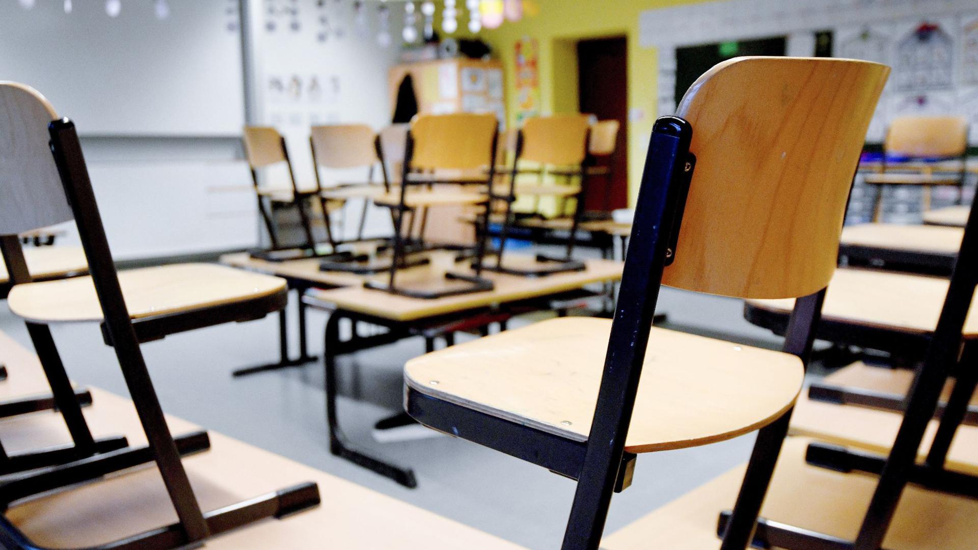 Stühle stehen in einem Klassenzimmer in einer Grundschule auf den Tischen. (Symbolbild)