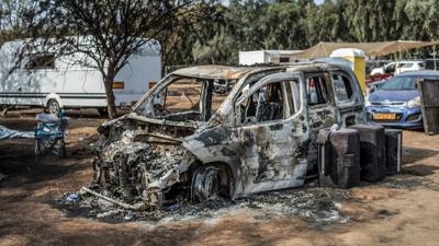 Ein Blick auf zerstörte Fahrzeuge in der Nähe des Geländes des Musikfestivals. Bei dem Terrorangriff der Hamas auf das Fest starben 260 Menschen.