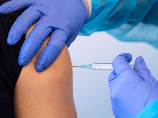 Laut RKI-Impfquotenmonitoring wurden seit Beginn der diesjährigen Corona-Impfsaison bisher rund 746.000 Impfdosen verabreicht.
