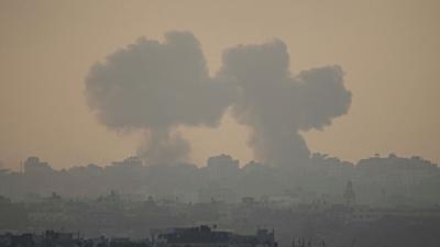 Rauch steigt nach einem israelischen Luftangriff auf den Gazastreifen auf.