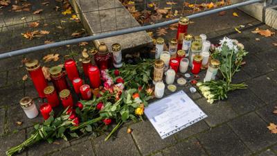 Blumen und Kerzen liegen vor der Schule in Offenburg, in der sich die Bluttat ereignete. Die Sonderkommission „Mühlbach“ ermittelt in dem Fall.