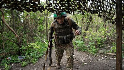 Ein ukrainischer Soldat der 28. Brigade an der Frontlinie in Awdijiwka in der Region Donezk.