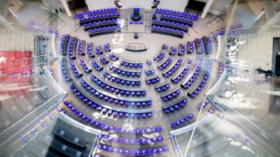 Der leere Plenarsaal des Deutschen Bundestages von der Fraktionsebene aus.