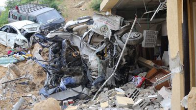 Die Überreste eines Fahrzeugs liegen  vor dem zerstörten indonesischen Krankenhaus in Beit Lahia.