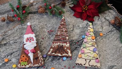 Selbstgemachte Schokolade in der Showküche der ältesten noch existierenden Schweizer Schokoladenmanufaktur Cailler in Broc im Kanton Freiburg, dekoriert für Weihnachten.