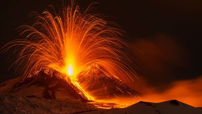 Lava wird whrend einer Eruption aus dem Südostkrater des Ätna geschleudert. Das Naturschauspiel wurde von Nicolosi bei Catania aus aufgenommmen.