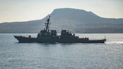 Der Marine-Zerstörer „USS Carney“ habe auf Notrufe der Frachter reagiert und Hilfe geleistet.