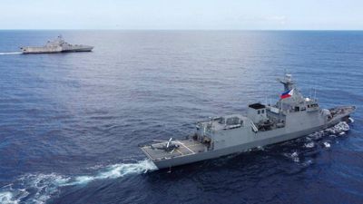 Die „USS Gabrielle Giffords“ (LCS 10, l) habe sich ohne Genehmigung dem Ren'ai-Riffs genähert.