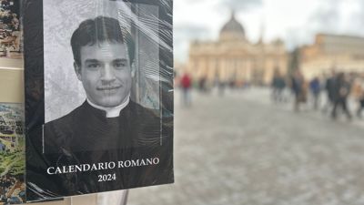 Der „Calendario Romano“ an einem Souvenirstand, im Hintergrund der Petersdom.