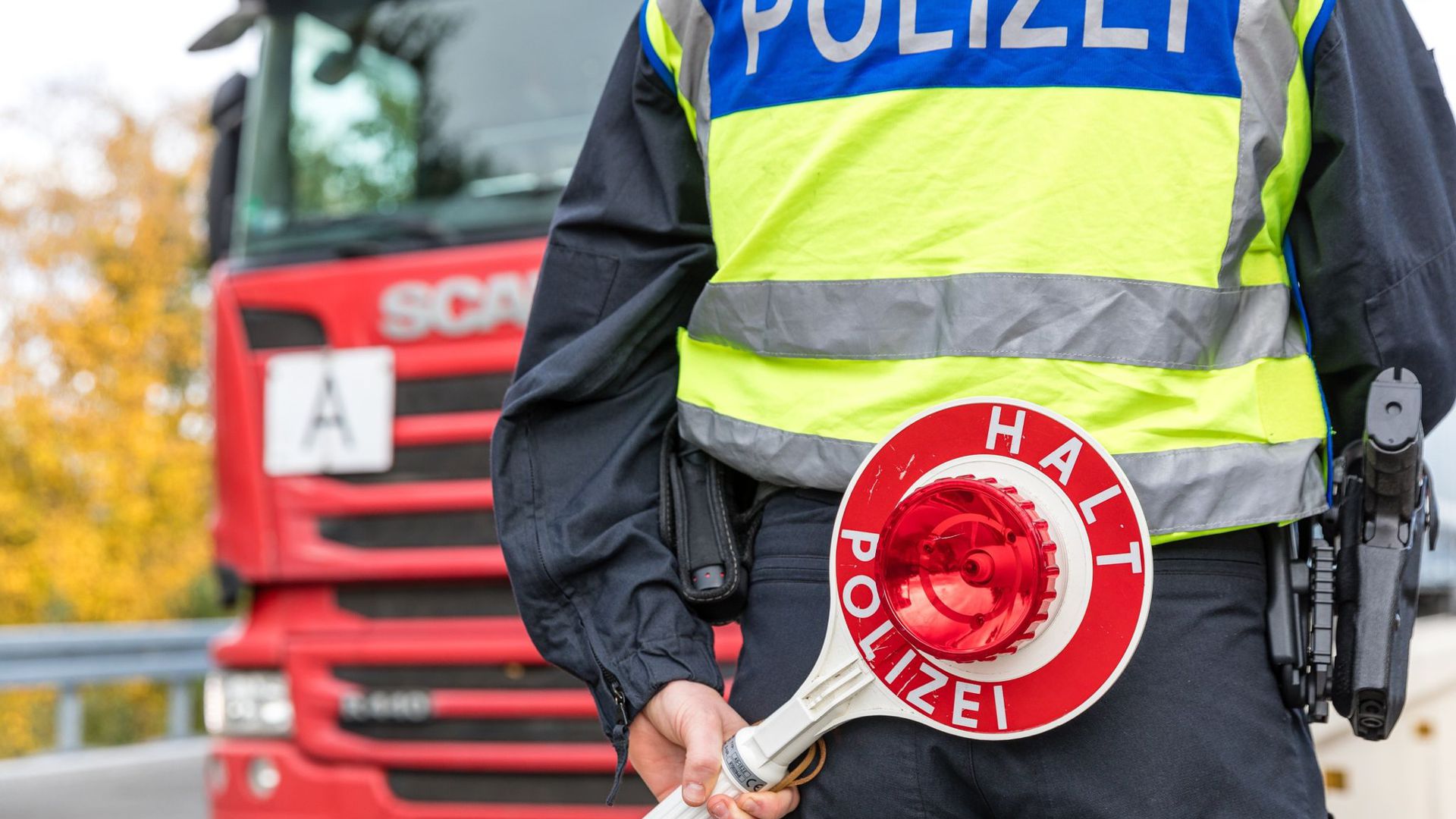 Beamte der Bundespolizei kontrollieren Fahrzeuge an einem Grenzübergang zwischen Deutschland und Polen.