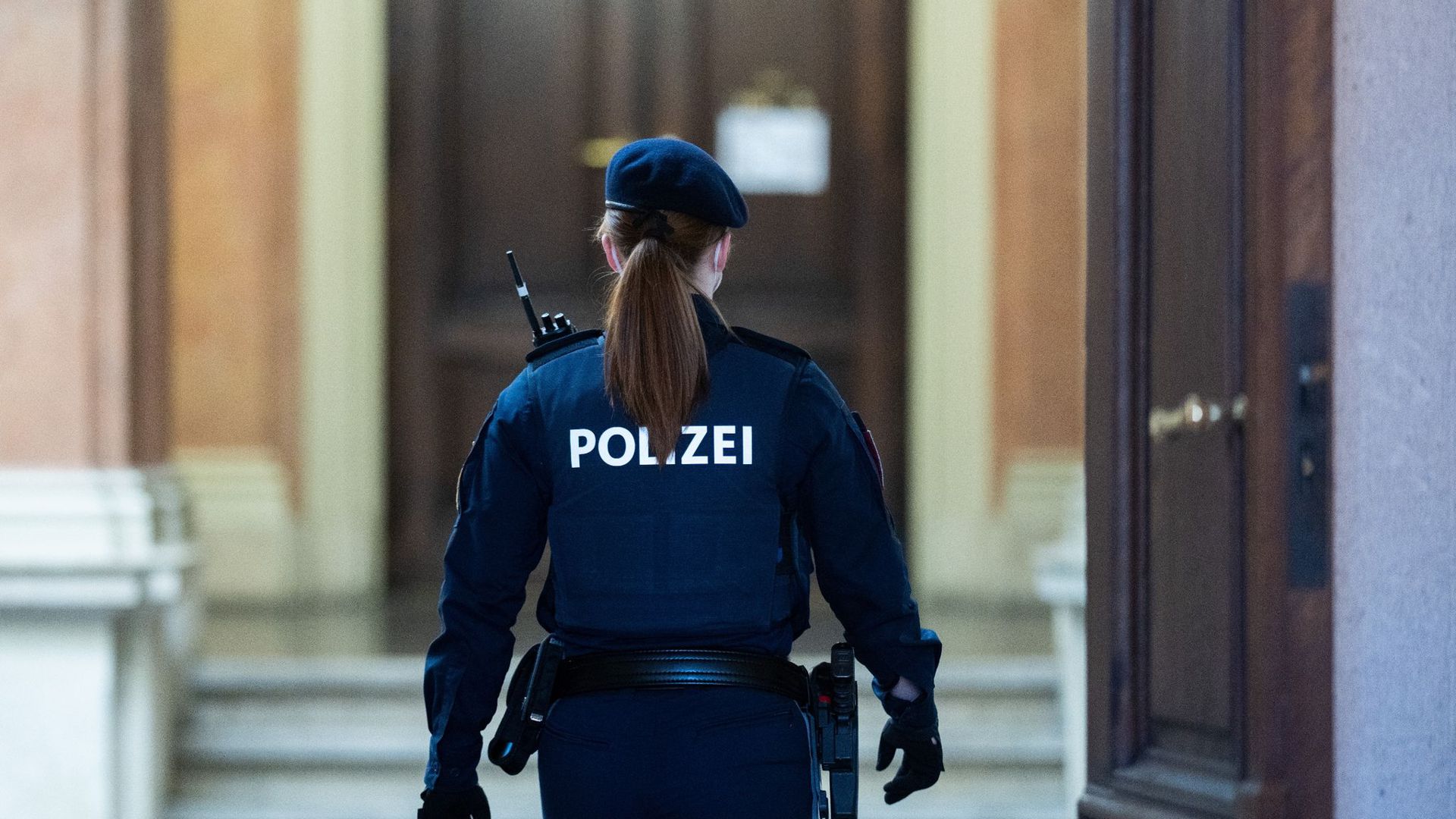 Polizistin vor dem Großen Schwurgerichtssaal in Wien: Der Prozess um das Attentat war mit lebenslangen Freiheitsstrafen für zwei und langjährigen Haftstrafen für andere Angeklagte zu Ende gegangen.