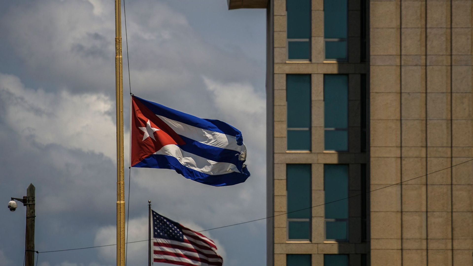 Laut US-Justizministerium soll der Ex-Diplomat bei einer Reihe von Treffen in den Jahren 2022 und 2023 mit einem verdeckten FBI-Ermittler seine „jahrzehntelange“ Tätigkeit für Kuba zugegeben haben.