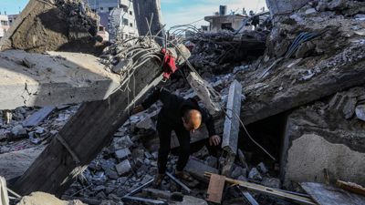 Ein Palästinenser inspiziert nach einem israelischen Luftangriff ein zerstörtes Haus in Rafah im Süden des Gazastreifens.