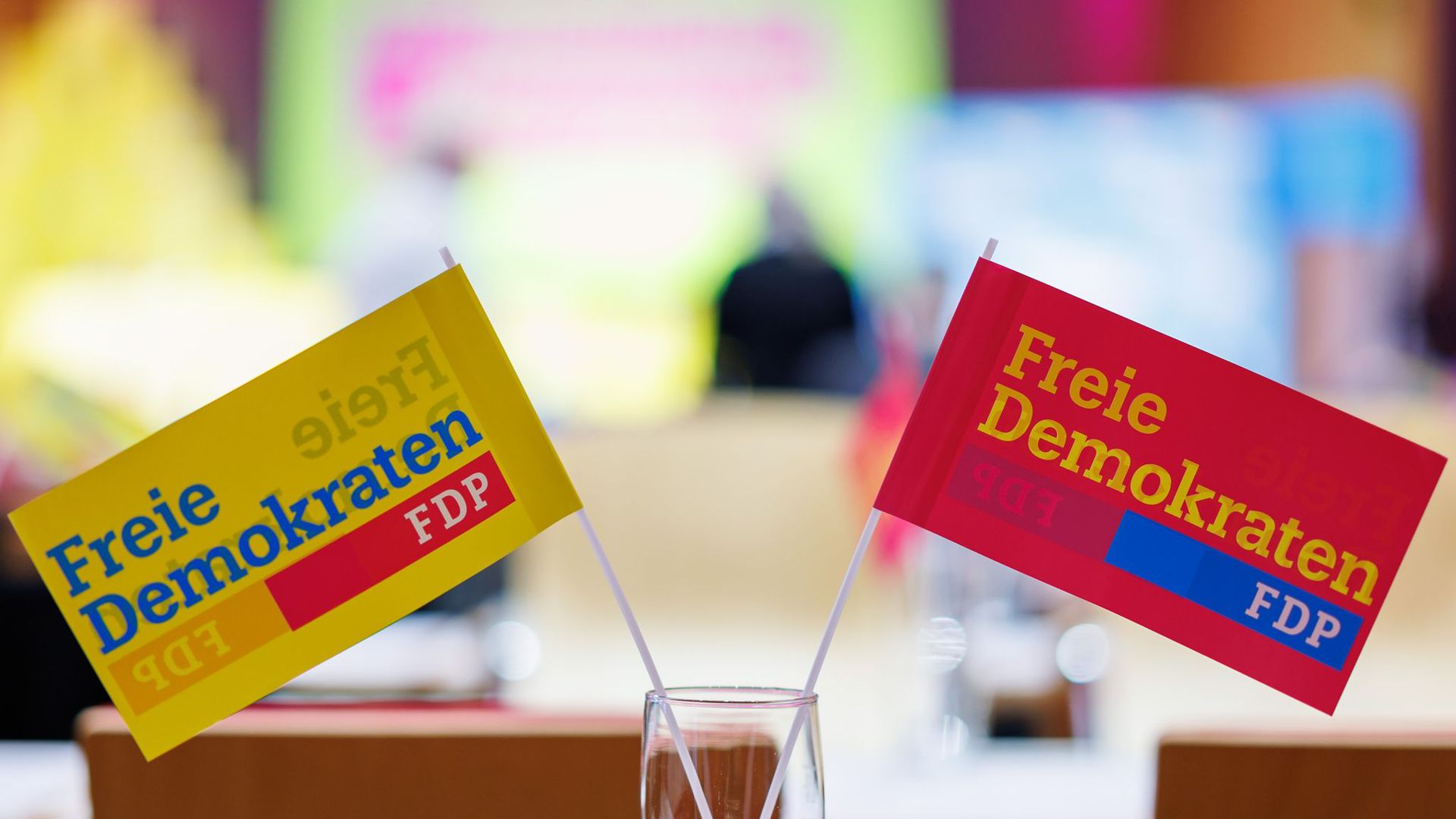 Dem Vorstoß für eine Mitgliederbefragung über die weitere Beteiligung der FDP an der Ampel-Koalition haben sich bisher mehr als 600 Parteimitglieder angeschlossen.