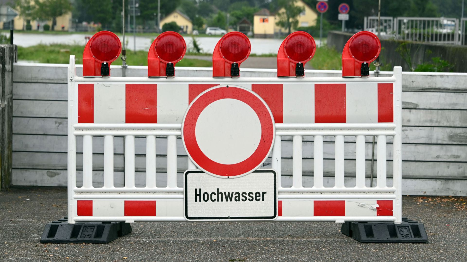 Hochwasser droht. Besonders im Süden von Baden-Württemberg können am Wochenende die Wasserstände deutlich steigen. (Symbolbild)
