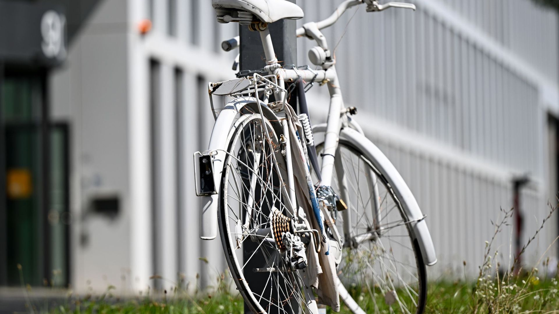 Ein Ghost-Bike erinnert in Frankfurt am Main an einen tödlichen Fahrradunfall.